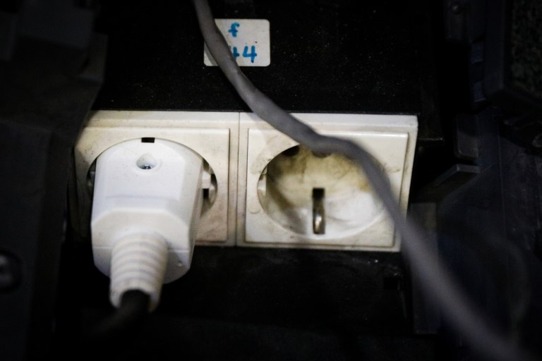 Πόσο ασφαλές είναι να αφήνουμε τους φορτιστές μόνιμα στην πρίζα;