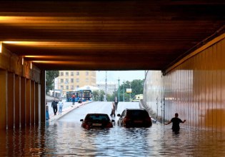 Ρωσία: Η πιο βροχερή μέρα στη Μόσχα από το 1879 προκάλεσε σοβαρές πλημμύρες [βίντεο]