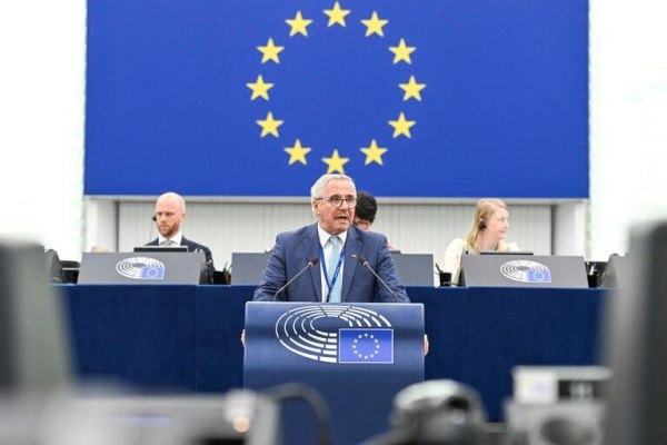 Μανιάτης: Μας κοροϊδεύουν η Ευρωπαϊκή Eπιτροπή και η πρόεδρός της με τον νέο προϋπολογισμό