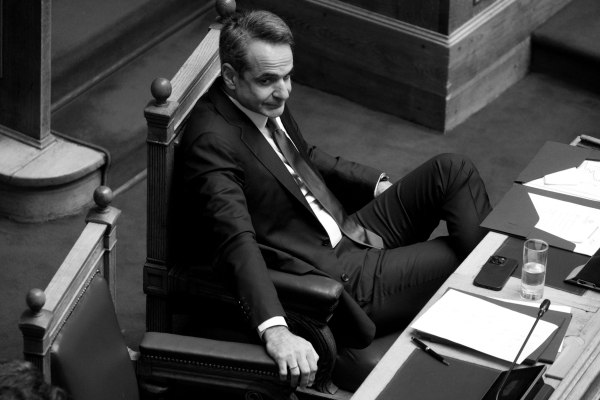 Μια εξαιρετικά αδύναμη «παντοδύναμη» κυβέρνηση