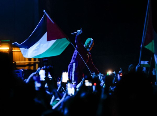 Kneecap: Τα «τοπικά καθάρματα» του Μπέλφαστ ήρθαν στο Rockwave να φωνάξουν για την Παλαιστίνη