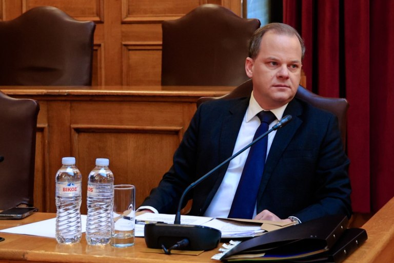 Καραμανλής: Την παραπομπή του στο Δικαστικό Συμβούλιο αποφασίζει η Βουλή – Μαζικές αποχωρήσεις της αντιπολίτευσης στην ψηφοφορία