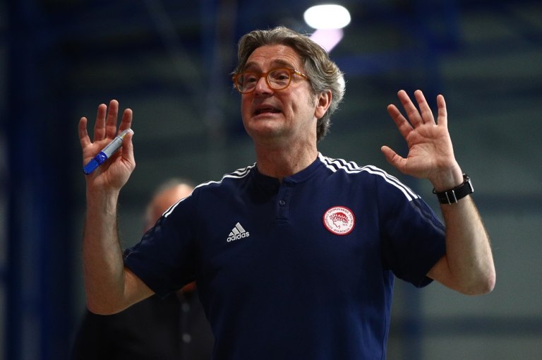 Παραμένει στο τιμόνι του Ολυμπιακού ο Δημήτρης Κραβαρίτης