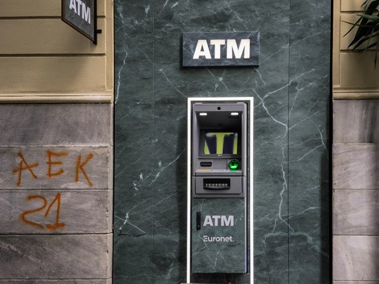 Πυρά Παππά για τις προμήθειες στα ΑΤΜ – «Δεν τις μηδενίζει η ΝΔ»