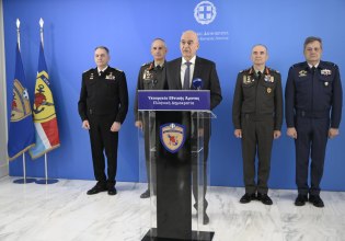Ο Δένδιας ανακοινώνει μεταρρυθμίσεις: Αλλαγές στους μείζονες σχηματισμούς και μισθός 100 ευρώ στους φαντάρους