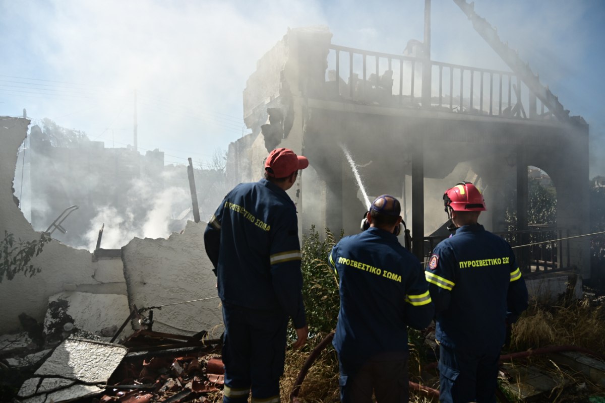 Κορωπί: Βίντεο από τις υπεράνθρωπες προσπάθειες κατάσβεσης της φωτιάς