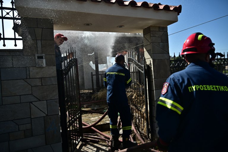 Κορωπί: Οριοθετήθηκε το πύρινο μέτωπο – Κάηκαν σπίτια, απομακρύνθηκαν κάτοικοι