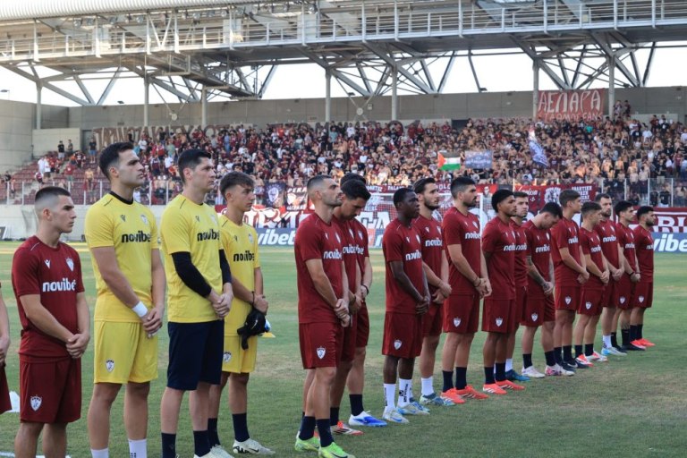Πρώτη προπόνηση για την ΑΕΛ – Πάνω από 5.000 οπαδοί δίπλα στην ομάδα (pics)