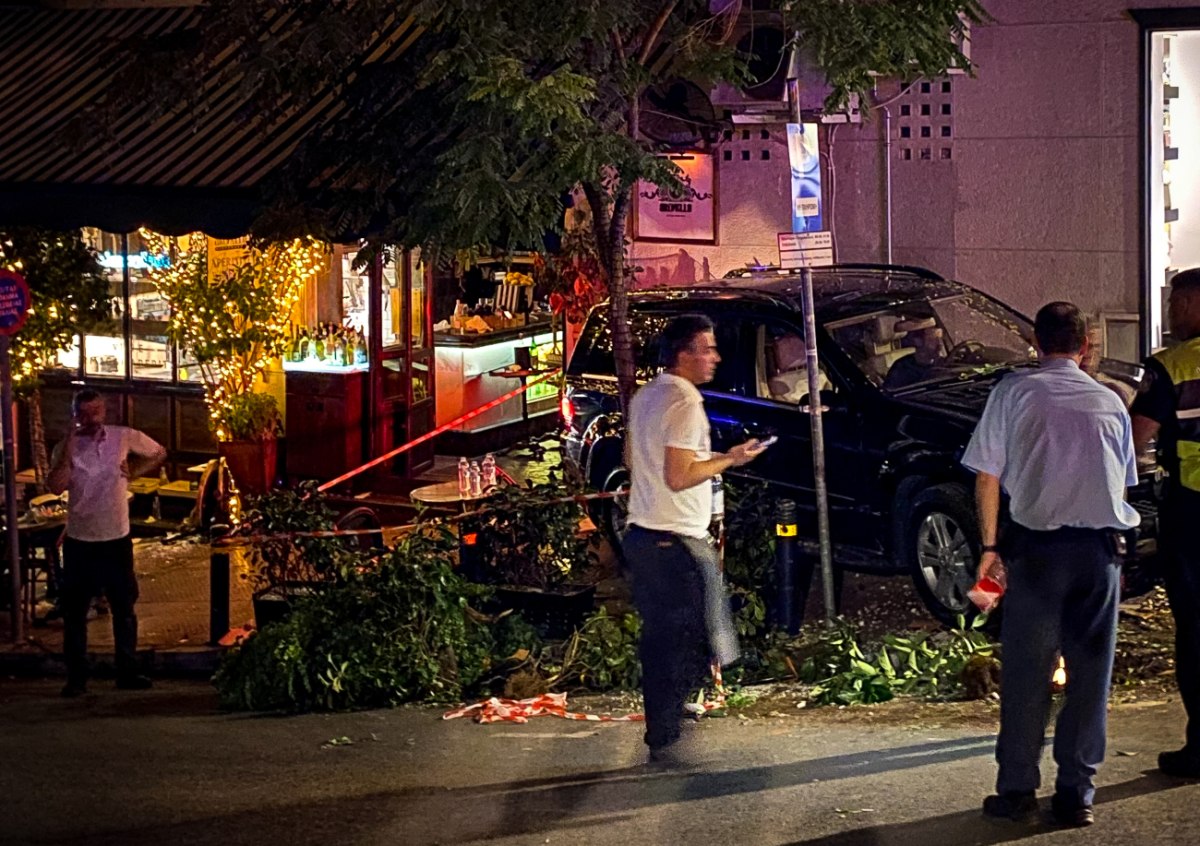 Τροχαίο στο Κολωνάκι: Σωτήρια η παρουσία του δέντρου, «υπάρχει ζήτημα με το παράνομο πάρκινγκ», λέει κάτοικος