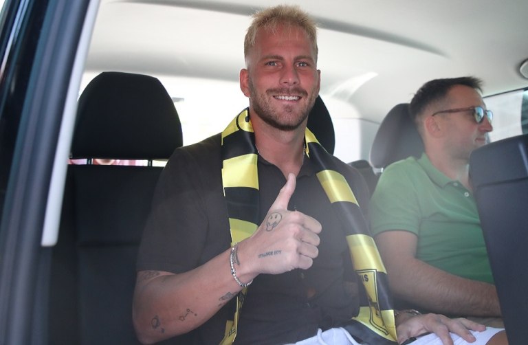 Άρης: Στη Θεσσαλονίκη για να ολοκληρώσει τη μεταγραφή του ο Ούρος Ράτσιτς (pics+vid)