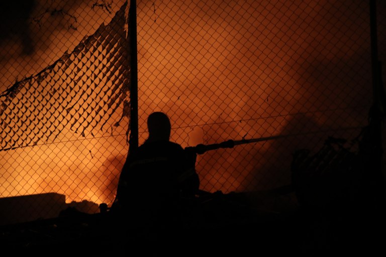 Μεγάλη φωτιά σε επιχείρηση ανακύκλωσης στη ΒΙΠΕ Σίνδου – Μήνυμα από το 112 για τους καπνούς