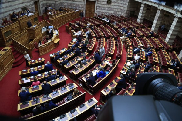 Μετωπική κυβέρνησης – αντιπολίτευσης στη Βουλή για τον ΟΠΕΚΕΠΕ – Δείτε live