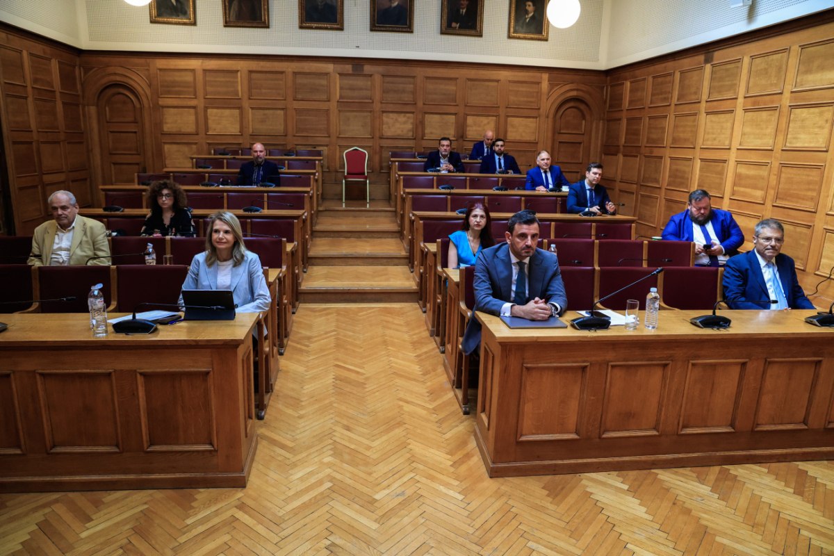 Βουλή: Επεισοδιακό τέλος με αποχωρήσεις στην προκαταρκτική για Καραμανλή – Την ερχόμενη βδομάδα στην Ολομέλεια