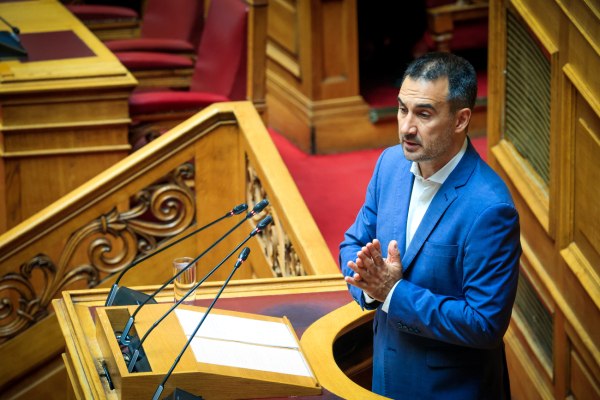 Πυρά Χαρίτση με Λένον, Dire Straits, Γαλάνη και… Πανούση – «Αχ Ευρώπη, εσύ μας μάρανες, το νέο σύνθημα της ΝΔ»