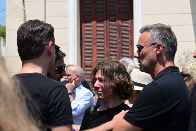 Γεράσιμος Μιχελής: Γιώργος Καπουτζίδης και Ράνια Σχίζα κατέρρευσαν στην κηδεία του