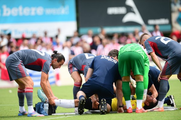 Ο γιατρός του Ολυμπιακού, Χρήστος Θέος, έβαλε στη θέση του τον ώμο παίκτη της Μπρέντα (pics)