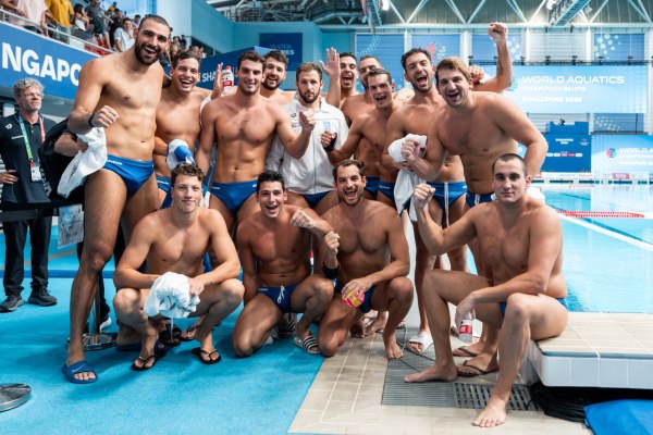 Της Ελλάδας τα παιδιά και τα πάρτι στην πισίνα…