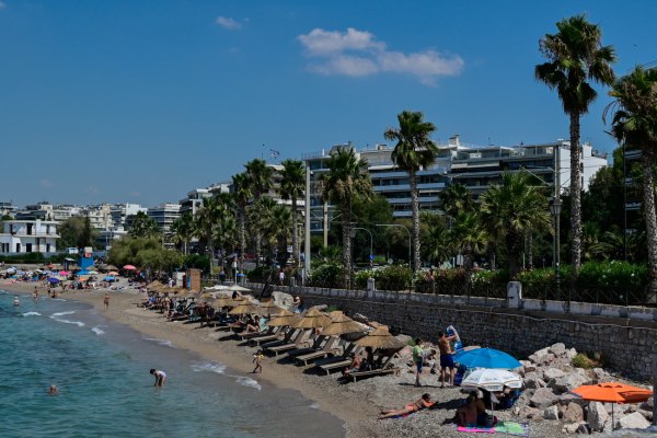 Καύσωνας: Το αδιαχώρητο στις παραλίες της Αττικής