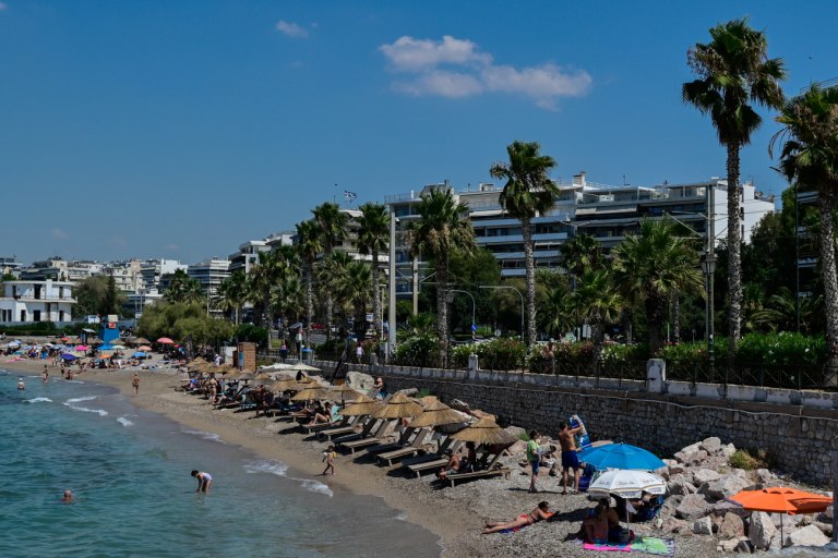 Καύσωνας: Το αδιαχώρητο στις παραλίες της Αττικής