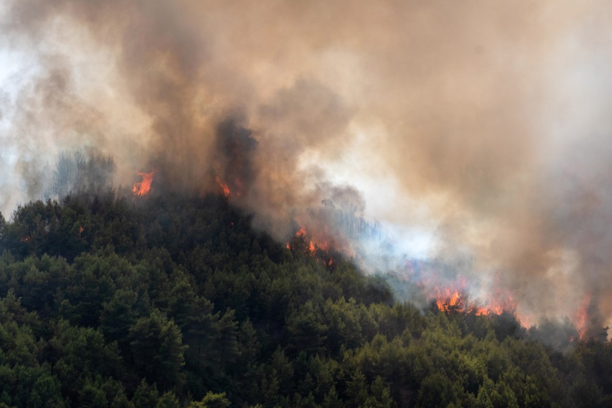 Μαίνονται οι πυρκαγιές σε Καστοριά και Ευρυτανία, η εικόνα των μετώπων – Ενεργές εστίες στο Κιλκίς
