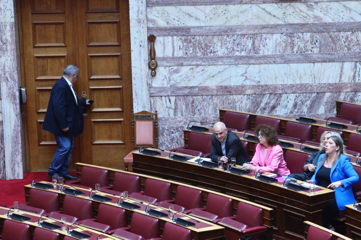 Άγριες κόντρες και διακοπή συνεδρίασης στη Βουλή: «Είστε απαράδεκτη και πολιτικά ανήθικη, αποχωρώ» – Στην επιτροπή Δεοντολογίας στέλνει τη Ζωή ο Κακλαμάνης