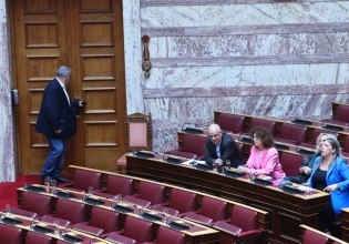 Άγριες κόντρες και διακοπή συνεδρίασης στη Βουλή: «Είστε απαράδεκτη και πολιτικά ανήθικη, αποχωρώ» – Στην επιτροπή Δεοντολογίας στέλνει τη Ζωή ο Κακλαμάνης