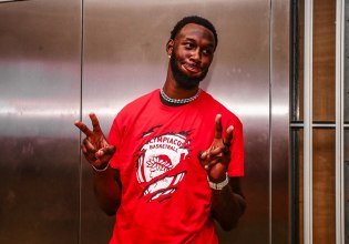 Ντόντα Χολ: Ο νέος σέντερ του Ολυμπιακού, πρωταγωνιστεί στο Top-10 με τις θεαματικότερες φάσεις της Μπασκόνια