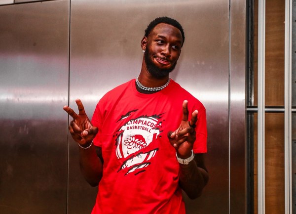 Ντόντα Χολ: Ο νέος σέντερ του Ολυμπιακού, πρωταγωνιστεί στο Top-10 με τις θεαματικότερες φάσεις της Μπασκόνια