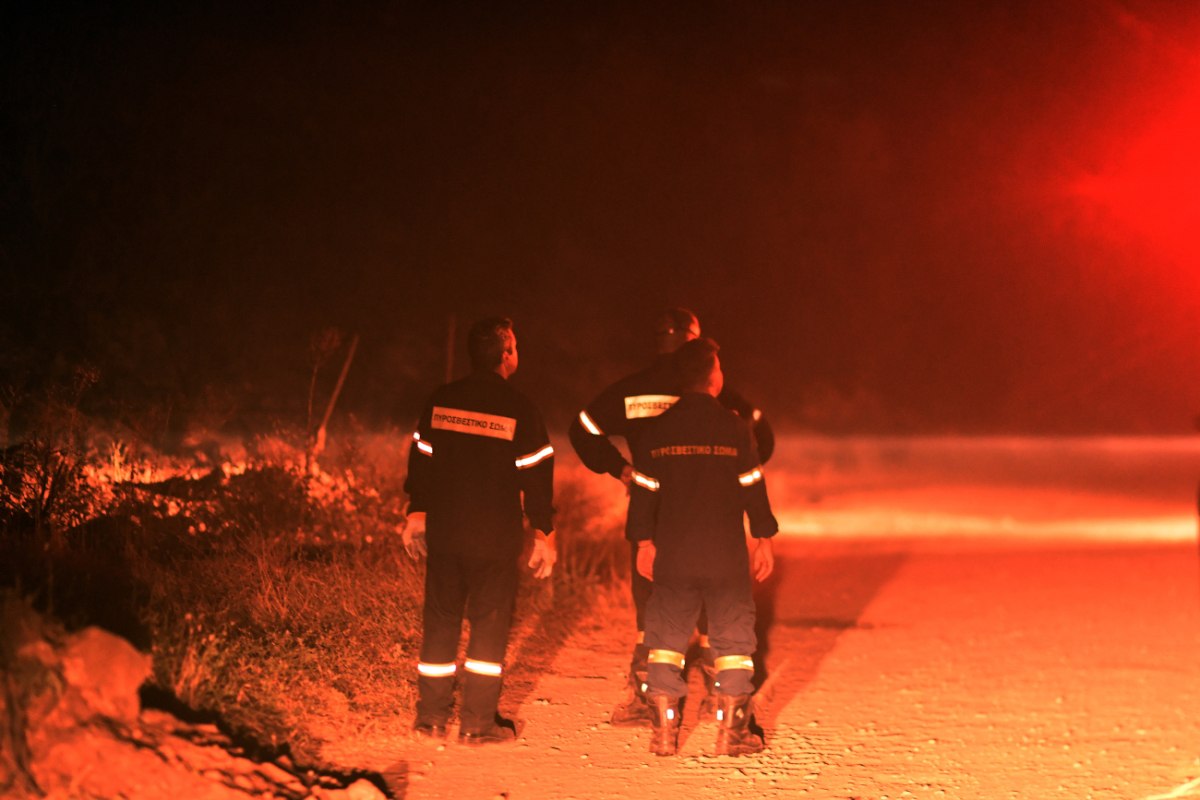 Φωτιά στην Κορινθία: Με εγκαύματα στο νοσοκομείο εποχικός πυροσβέστης μετά την αναζωπύρωση στον Φενεό