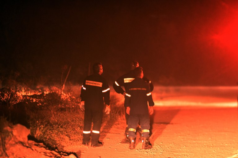 Φωτιά στην Κορινθία: Με εγκαύματα στο νοσοκομείο εποχικός πυροσβέστης μετά την αναζωπύρωση στον Φενεό