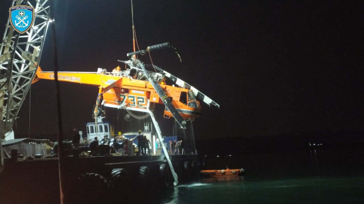 Ελευσίνα: Ανασύρθηκε το πυροσβεστικό ελικόπτερο που έκανε αναγκαστική προσθαλάσσωση (βίντεο)