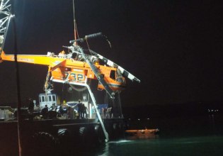 Ελευσίνα: Ανασύρθηκε το πυροσβεστικό ελικόπτερο που έκανε αναγκαστική προσθαλάσσωση (βίντεο)
