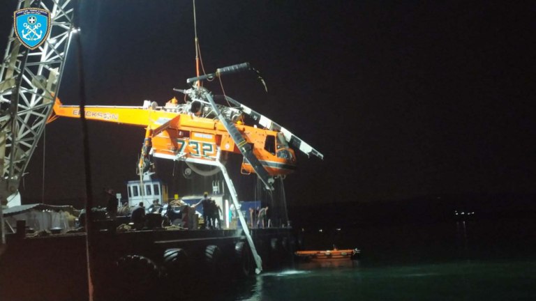 Ελευσίνα: Ανασύρθηκε το πυροσβεστικό ελικόπτερο που έκανε αναγκαστική προσθαλάσσωση (βίντεο)