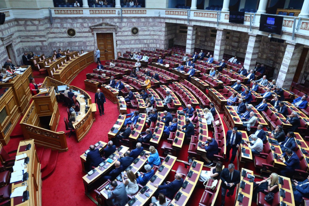 Βουλή: Άρσεις ασυλίας Αυγενάκη – Παπαδόπουλου για τον προπηλακισμό στο αεροδρόμιο και τον βανδαλισμό της Πινακοθήκης