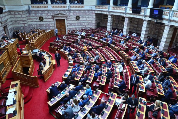 Βουλή: Άρσεις ασυλίας Αυγενάκη – Παπαδόπουλου για τον προπηλακισμό στο αεροδρόμιο και τον βανδαλισμό της Πινακοθήκης