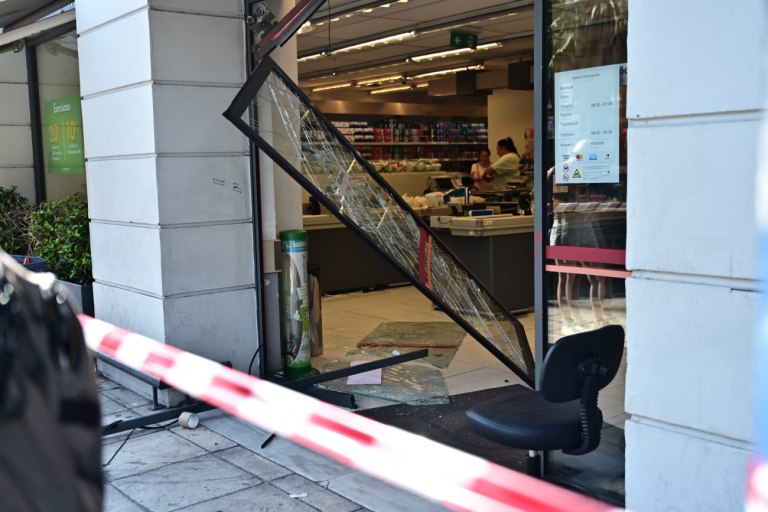 Νίκαια: «Ο πατέρας ωρυόταν» – Οι πρώτες μαρτυρίες για το αυτοκίνητο που έπεσε σε σούπερ μάρκετ