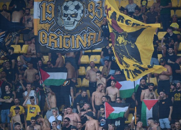 ΑΕΚ: Με σημαίες της Παλαιστίνης στο γήπεδο οι οπαδοί της – Έγιναν προσαγωγές από την Αστυνομία