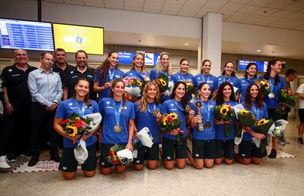 Επέστρεψαν στην Ελλάδα και αποθεώθηκαν τα «χρυσά» κορίτσια του πόλο (pics, vids)