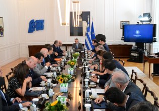 Μητσοτάκης: Με νέες δεσμεύσεις για μεταρρυθμίσεις προσπαθεί να ανατρέψει το κλίμα, κουβέντα για τα μείζονα