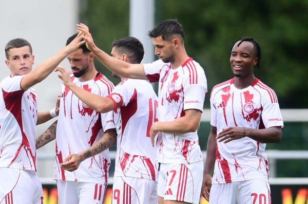 Η «ερυθρόλευκη» εξέδρα και τα «κλικς» από τη φιλική νίκη του Ολυμπιακού επί της Νόριτς (vid, pics)