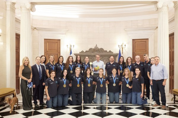 Συνάντηση Μητσοτάκη και Γκραμπόφσκι με τη «χρυσή» εθνική ομάδα πόλο γυναικών – Τα συγχαρητήρια και οι ευχές
