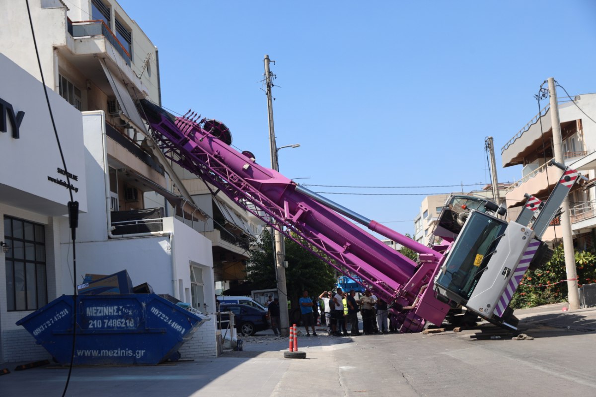 Περιστέρι: Πώς συνέβη το ατύχημα με το γερανοφόρο που τραυματίστηκε 44χρονος – Εκτεταμένες φθορές στην οικία