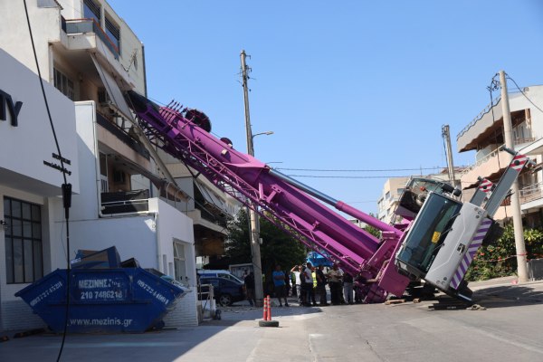 Περιστέρι: Πώς συνέβη το ατύχημα με το γερανοφόρο που τραυματίστηκε 44χρονος – Εκτεταμένες φθορές στην οικία