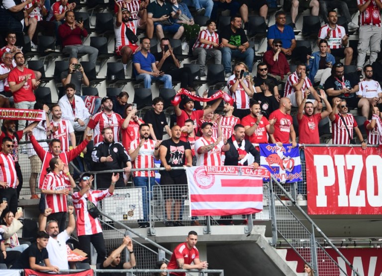 Ολυμπιακός: Δυναμική η παρουσία των «ερυθρόλευκων» φιλάθλων στο γήπεδο της Άλκμααρ (vid)