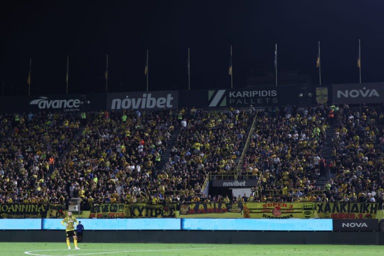 Αποδοκιμασίες από τον κόσμο του Άρη μετά τη λήξη του πρώτου ημιχρόνου