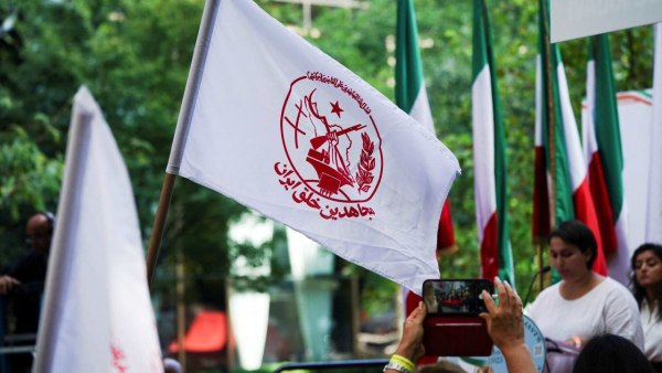 Το Ιράν εκτελεί δύο μέλη απαγορευμένης αντιπολιτευτικής οργάνωσης για επιθέσεις κατά υποδομών