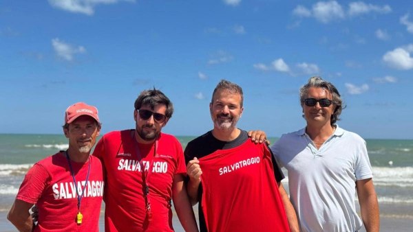 Στραματσόνι: Βούτηξε στη θάλασσα και έσωσε δύο κορίτσια από πνιγμό στην Ιταλία