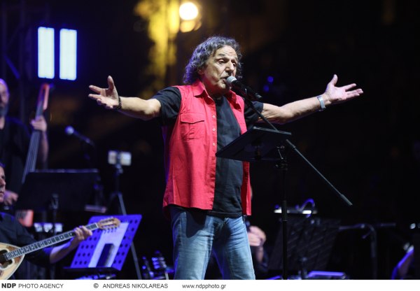 Ο Βασίλης Παπακωνσταντίνου θα ολοκληρώσει την καλοκαιρινή του περιοδεία στο Θέατρο Βράχων