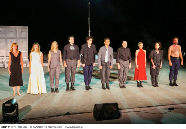 Θερμό χειροκράτημα στην επίσημη πρεμιέρα της «Αντιγόνης» με τη Λένα Παπαληγούρα στο θέατρο Βράχων