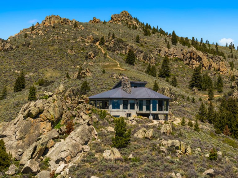 Μοντάνα: Ένα σπίτι σκαρφαλωμένο στην κορυφή μιας βραχώδους κορυφογραμμής [εικόνες]